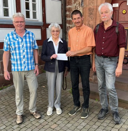 „Wir alle in Rauschenberg“: Verein spendet nach Auflösung 1.500 Euro für das Aufstellen historischer Grabsteine – weitere Helfer*innen und Spender*innen werden gesucht
