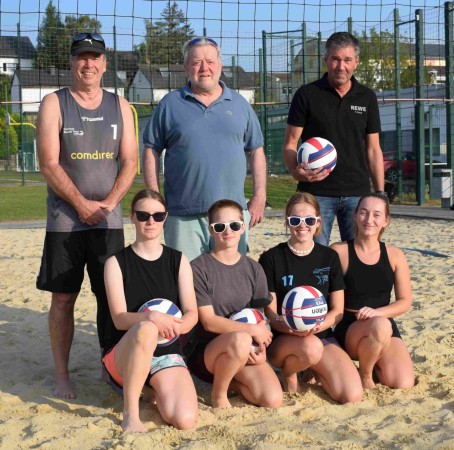 Sonnige Aussichten für die Beachvolleyballerinnen und -volleyballer des ASV: neue Bälle und ein Beachfeld