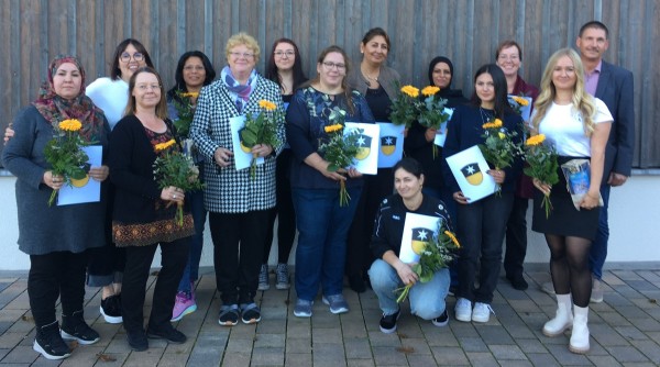 Bild: von links nach rechts: Fahima Hossaini, Simone Berwanger Familien-und Beratungszentrum, Dr. Anne Wächtershäuser Alzheimer Gesellschaft Marburg-Biedenkopf e.V., Alona Badouin, Gisela Büttner, Sarah Voigt, Angelika Herrmann, Karamfila Krumova, Daniela Obreja, Kaouthar Rebhi Ep Boughalleb, Annabelle Badouin, Bettina Fleischhauer, Laura Damm La.Living, Bürgermeister Michael Emmerich