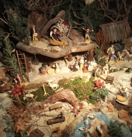 Beleuchtete französische Weihnachtskrippe im Dorfmsueum Schwabendorf