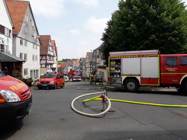 Wohnungsbrand in der Rauschenberger Altstadt: Feuerwehren aller Stadtteile verhindern größeres Unheil